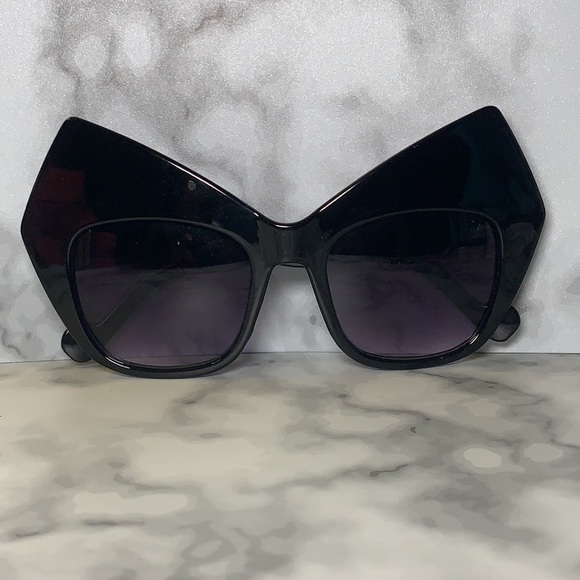 ๐ถ 3 Pairs Statement Black Geometric Structured Sunglasses ๐ถ - Picture 3 of 16